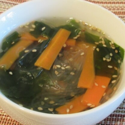 ワカメがたっぷりと入れてしまいましたが…ランチに天津飯を作ったのですが、そのスープとしてピッタリ(´艸｀*)
春雨であっさりとしていて、美味しかったです♪